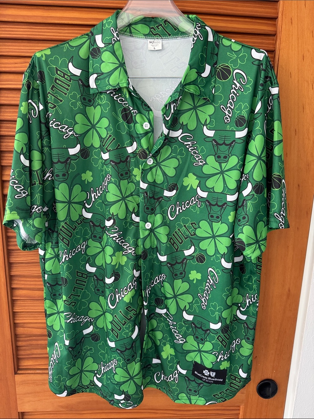 CHICAGO BULLS St Patrick’s Day Green Clover Short-Sleeve Shirt